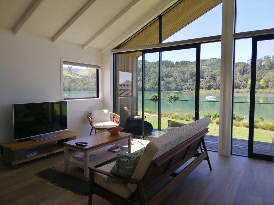 Purangi Waterfront Retreat - 2 Bedroom Cooks Beach Dış mekan fotoğraf