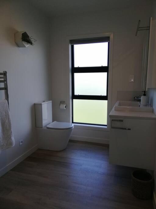 Purangi Waterfront Retreat - 2 Bedroom Cooks Beach Dış mekan fotoğraf